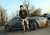 Guy Martin vor seinem Aston Martin Vanquish