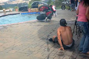 Honda CBR Burnout in den Pool
