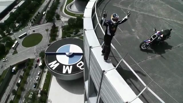 Chris Pfeiffer - Show auf den BMW Tower
