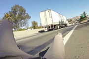 Biker crasht und rutscht unter Truck