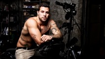 Bikerboy mit Tattoos auf [.]