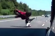 Crash mit Wheelie on Highway