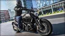 Ducati Diavel Carbon Stadt mit Fahrer