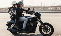 Harley-Davidson Street 750 mit Sozia