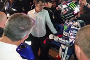 Jorge Lorenzo auf R1 in Flammen