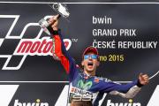 Jorge Lorenzo mit Pokal auf Podium