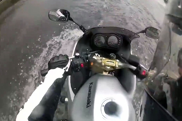 Kawasaki auf Tauchfahrt
