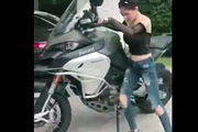 kleine Frau mit großer Ducati