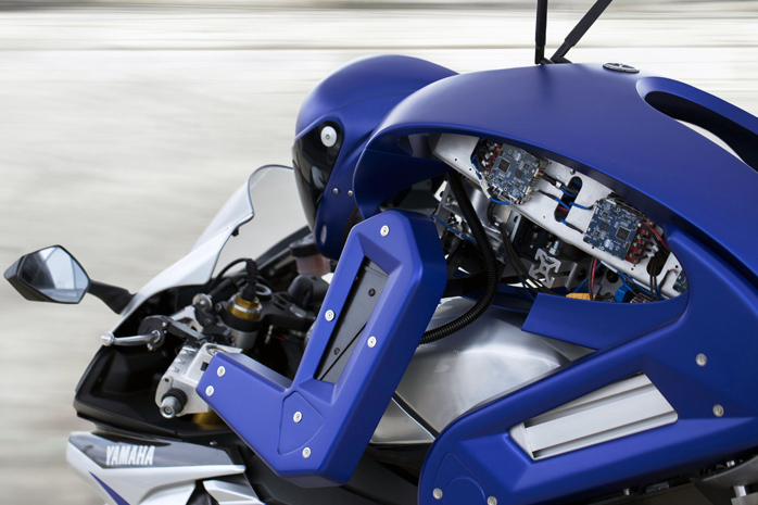 MOTOBOT Roboter fährt Yamaha YZF-R1