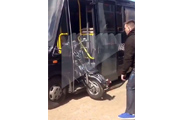 Motorrad Chopper in Bus laden