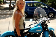 Nina startet eine Harley [.]