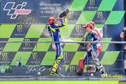 Rossi auf Podium Sekt tr [.]