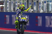 Rossi zeigt Espargaro den Mittelfinger