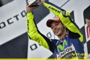 Valentino Rossi mit Pokal in Silverstone