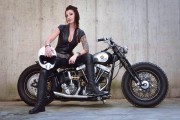 Viky mit Tattoos auf Vic [.]