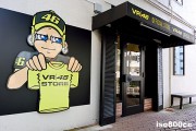 VR46-Store Eingang mit Schrift und Figur