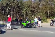 Wanderer schlägt auf Motorradfahrer