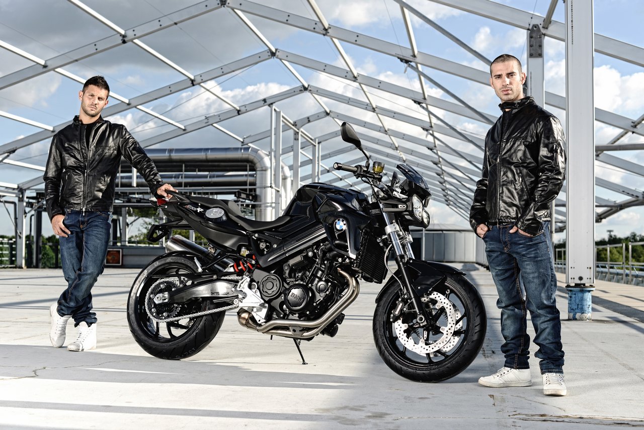 2012 BMW F800R in Saphirschwarz für Italien mit Marco Melandri und Michel Fabrizio