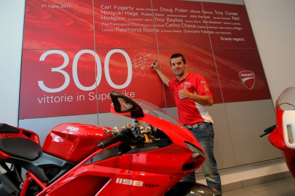 2011 Ducati 300 Siege mit Carlos Checa
