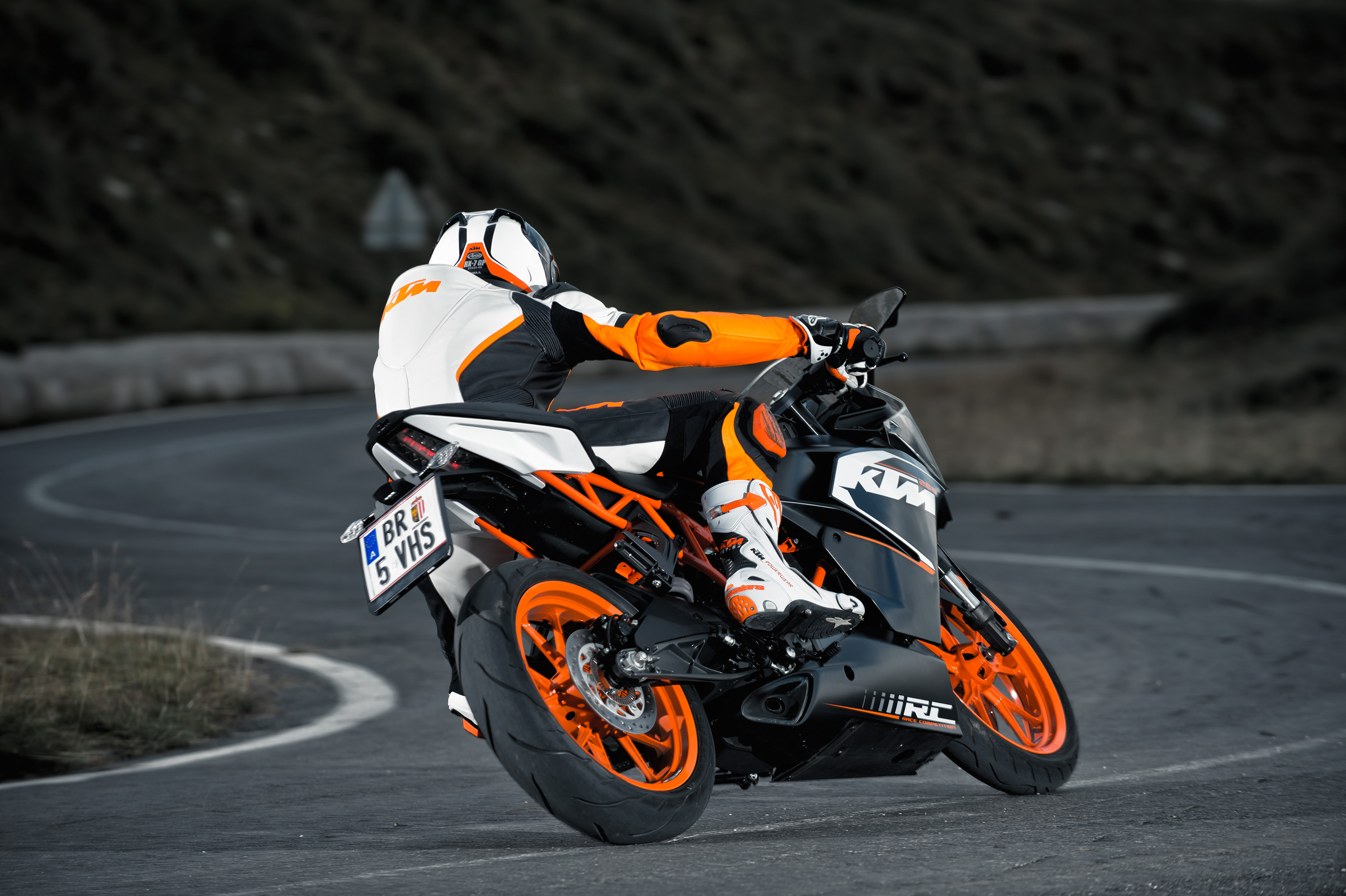 2014_ktm_rc200_01.jpg