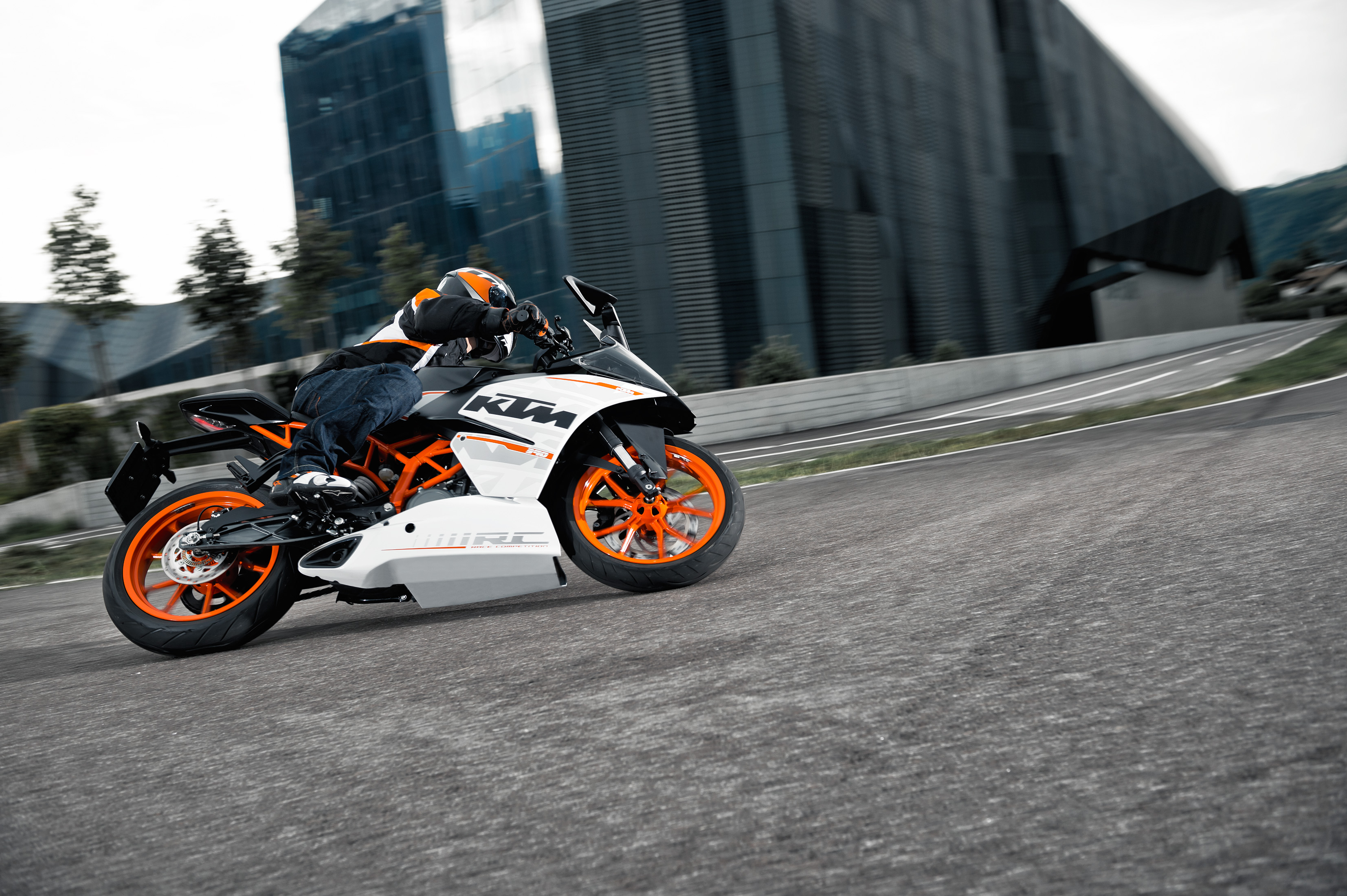 2014_ktm_rc390_01.jpg