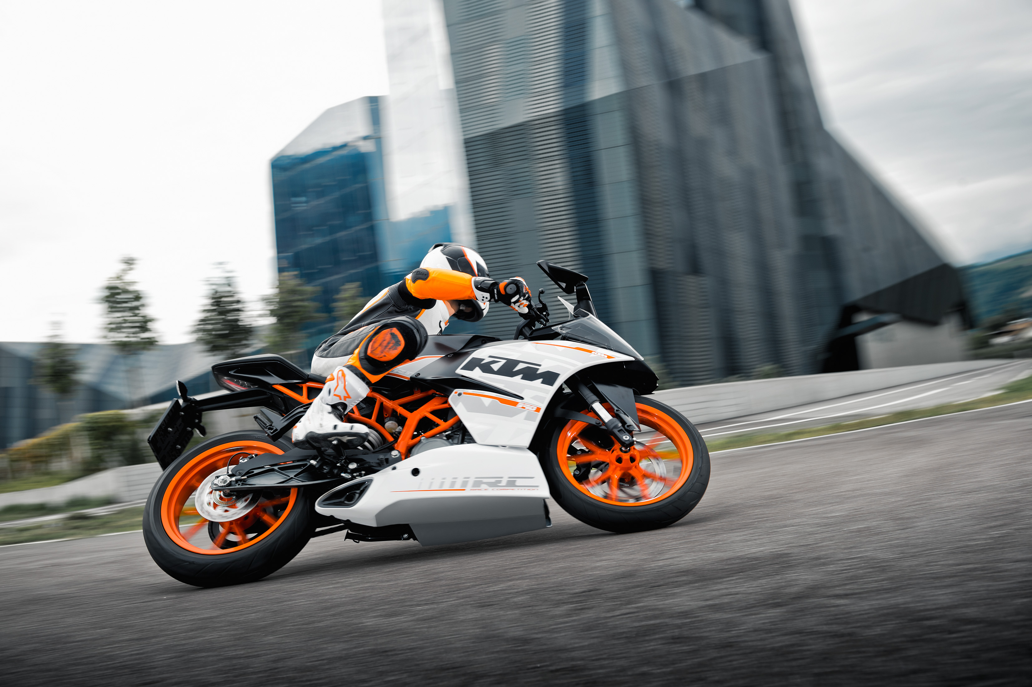 2014_ktm_rc390_01.jpg