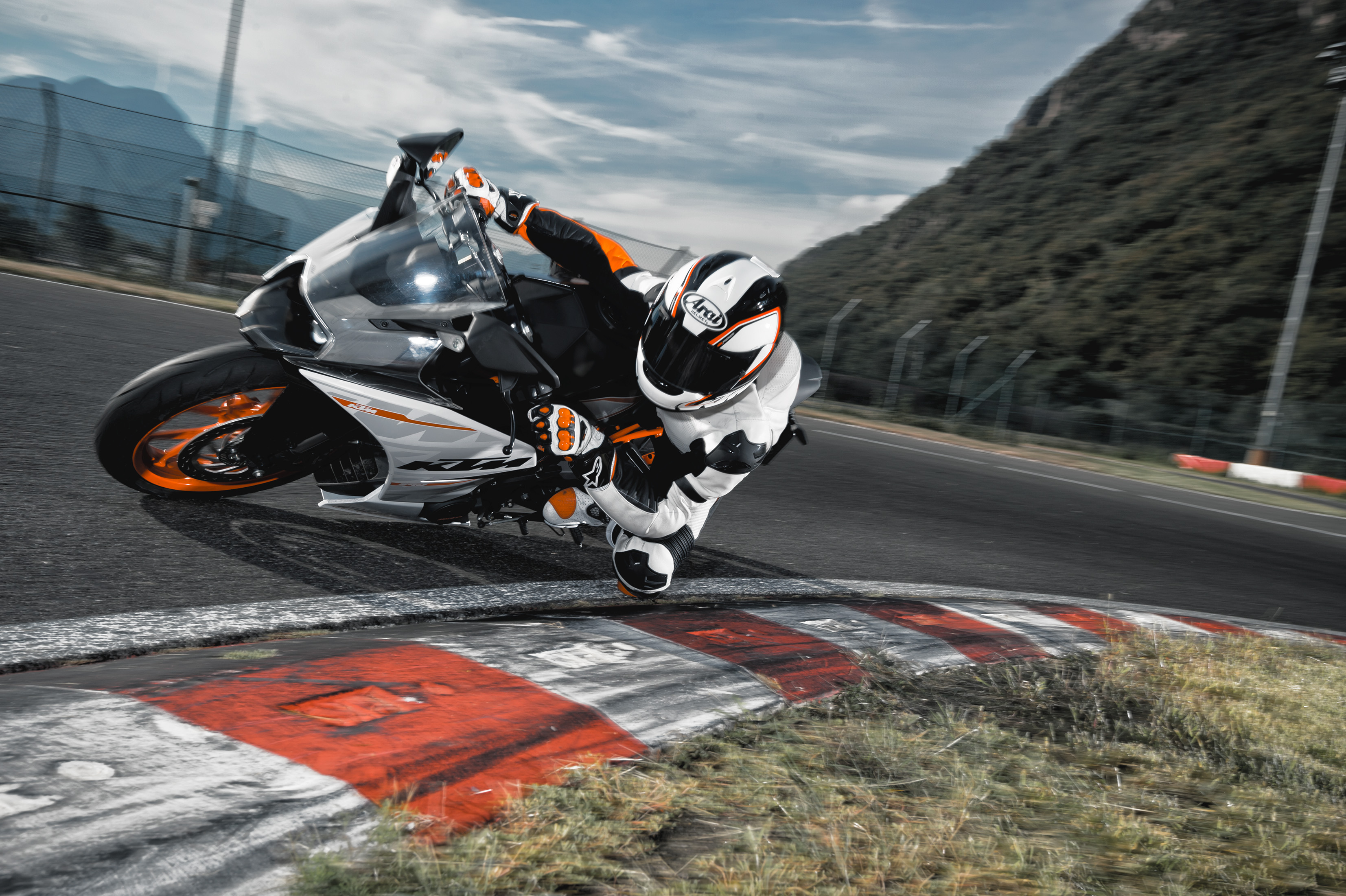 2014_ktm_rc390_01.jpg