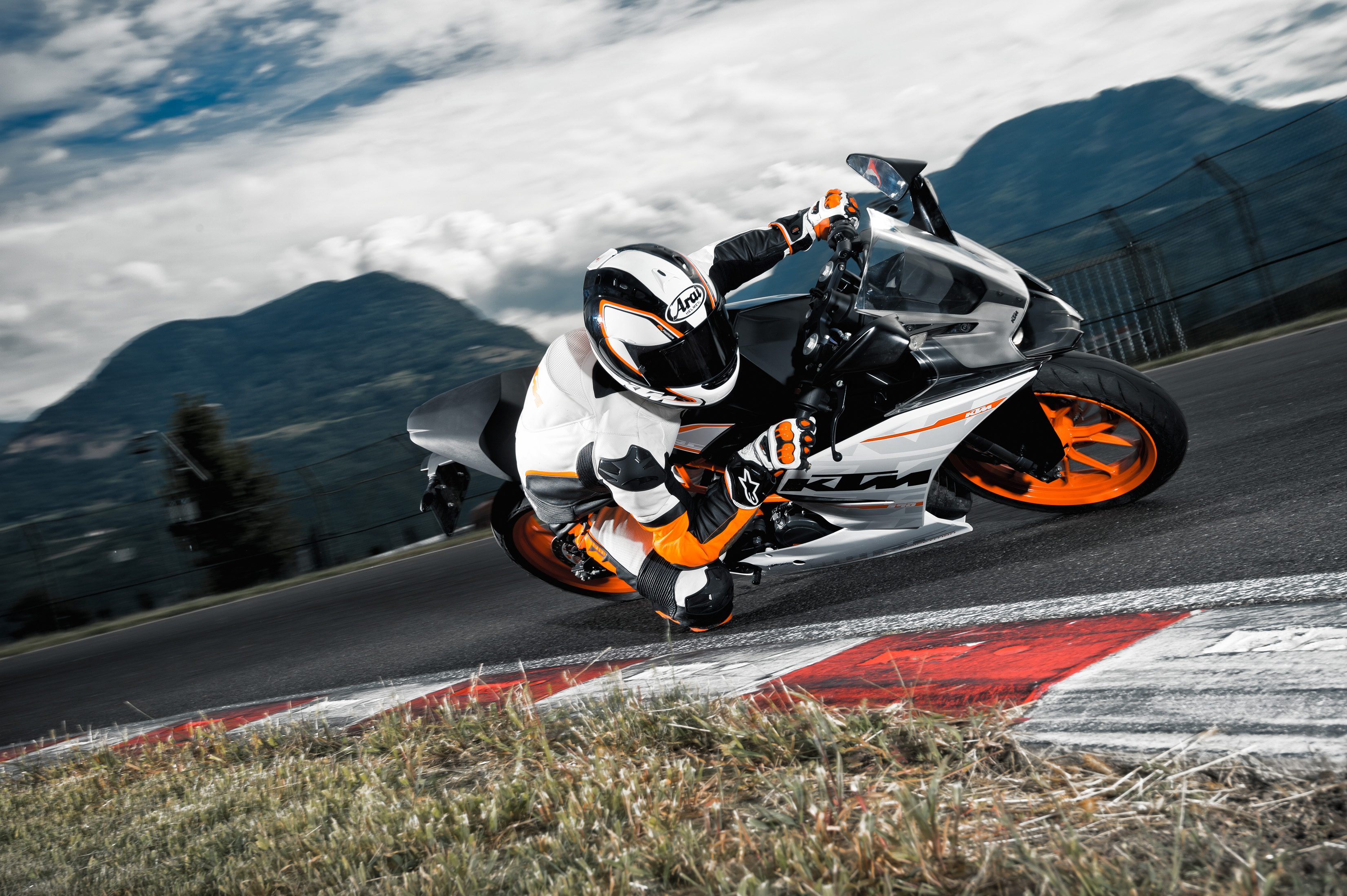 2014_ktm_rc390_01.jpg