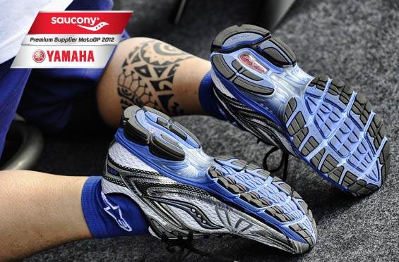 Yamaha MotoGP Werksteam auf Saucony Schuhen