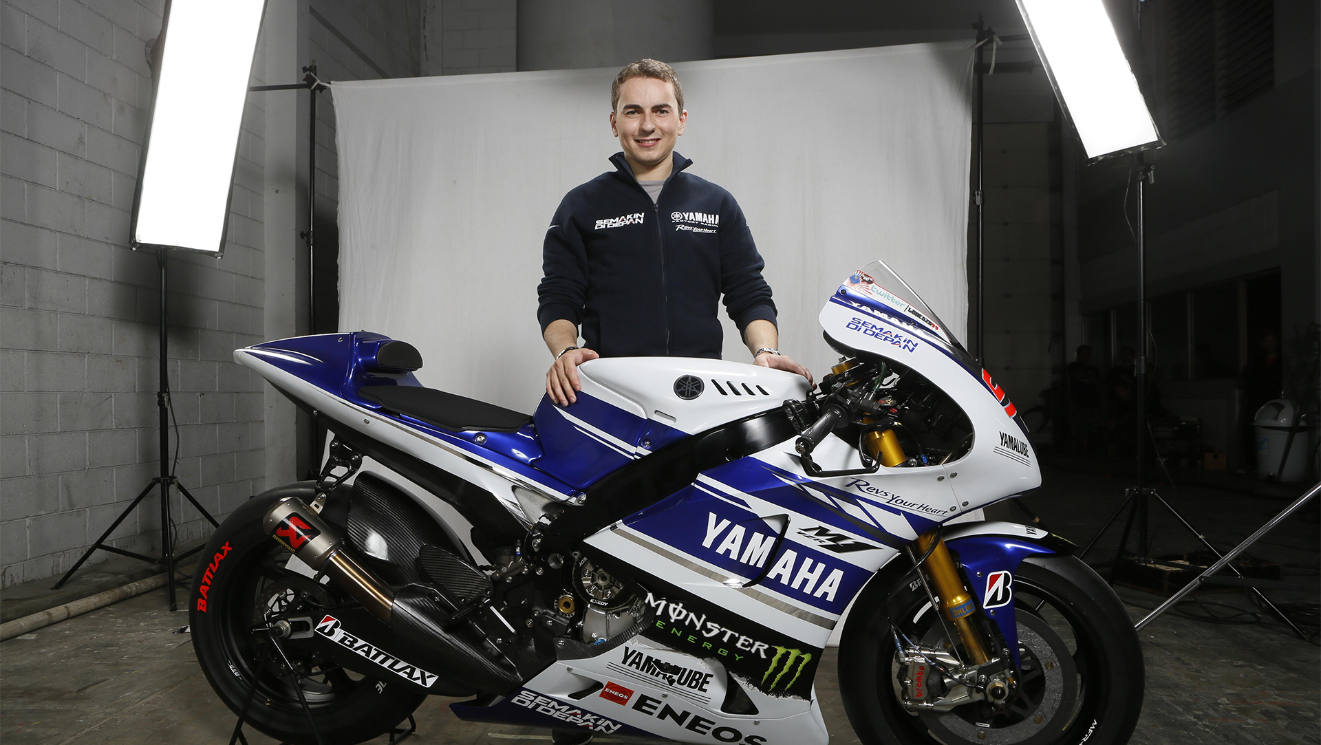 Jorge Lorenzo präsentiert Yamaha M1 mit neuem Dekor