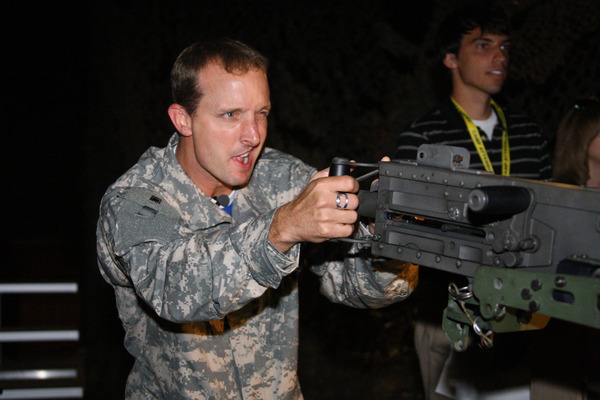 Colin Edwards US Army am Maschinengewehr Colin Edwards US Army am Maschinengewehr