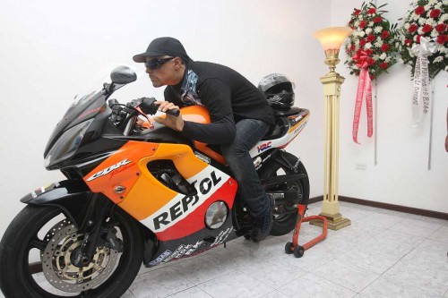 Beerdigter Biker auf Honda CBR