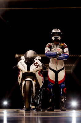 Troy Corser und Loeon Haslam testen S1000RR im Windkanal