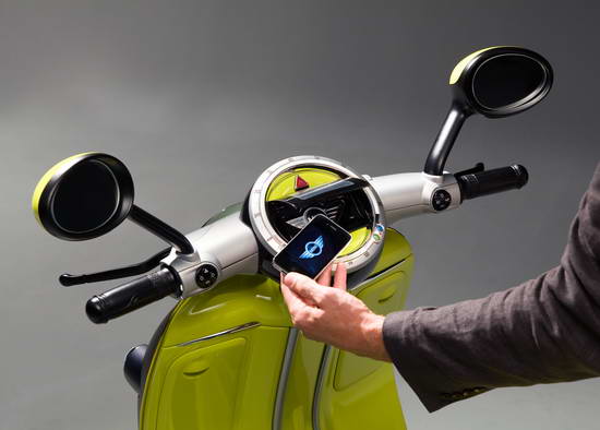 Mini Scooter Konzept mit Smartphone