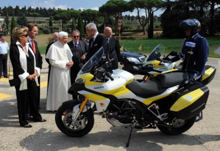 Die beiden Bikes werden für Polizeidienste im Rahmen des Vatikans genutzt und sind in den typischen Farben weiß/gelb lackiert. Die Motorräder wurden zum Sommersitz des Papstes zum Castel Gandolfo gebracht. In einer feierlichen Zeremonie, an der u.a. Carlo Bonomi und Andrea Bonomi (CEO) teilnahmen, übergab Gabriele Del Torchio (Ducati CEO) dem Papst die Schlüssel. c