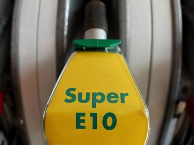 Zapfhahn Super E10 an der Tankstelle