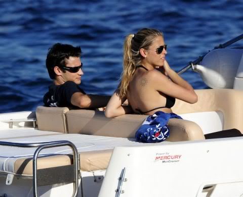 Dani Pedrosa und Freundin Yvette Amescua auf Yacht im Urlaub