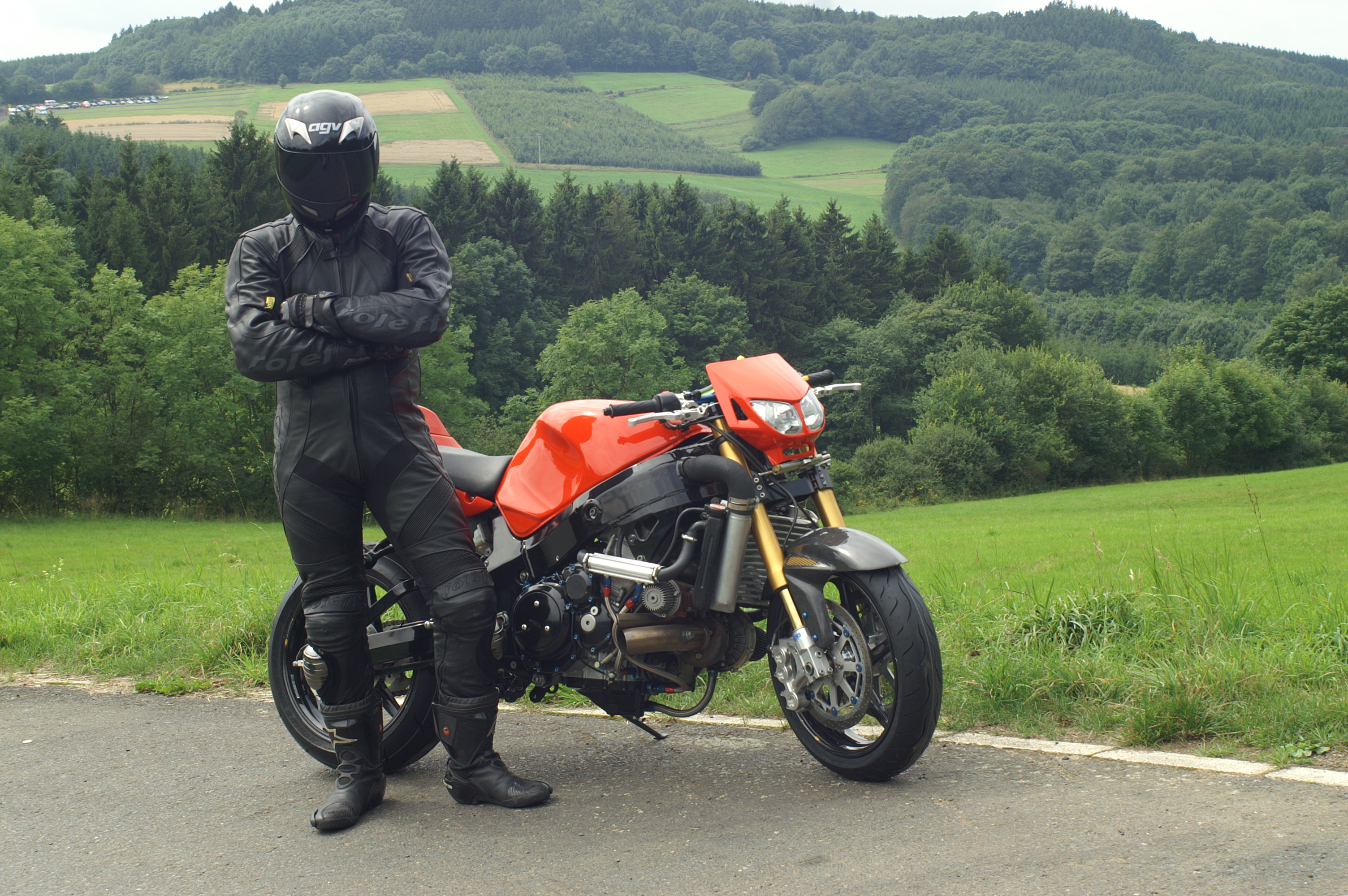 Почему мотоцикл. Suzuki Hayabusa Ghost Rider. Ghost Rider Hayabusa. Сузуки Хаябуса Ghost Rider. Мужчина на мотоцикле.
