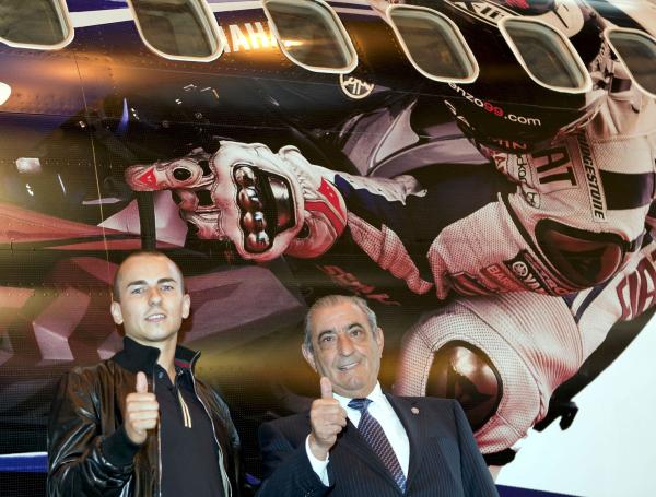 2010 Air Europa feiert Jorge Lorenzo mit Aufdruck auf Boeing 737