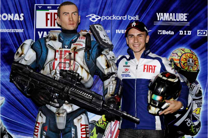 Jorge Lorenzo erhält Microsoft Spartan-II Figur