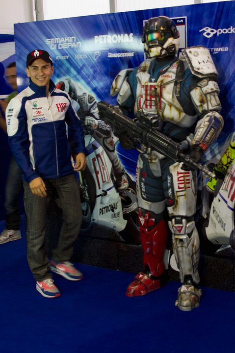 Jorge Lorenzo erhält Microsoft Spartan-II Figur