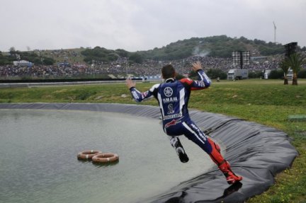 2011 Jorge Lorenzo badet in Jerez