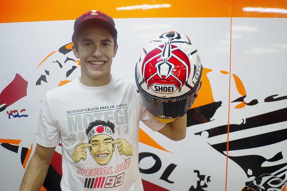 Marc Marquez mit T-Shrit und Helm für Motegi