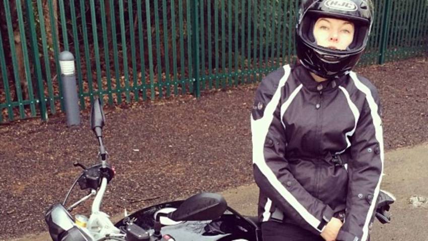 Milla Jovovich auf BMW RNineT für Film Survivor Milla Jovovich auf BMW RNineT für Film Survivor