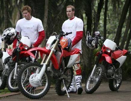 Prinz Harry und Prinz William mit Enduros