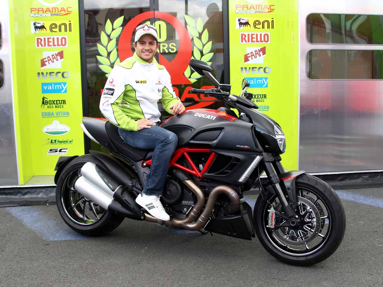 Randy de Puniet erhält Ducati Diavel in Le Mans