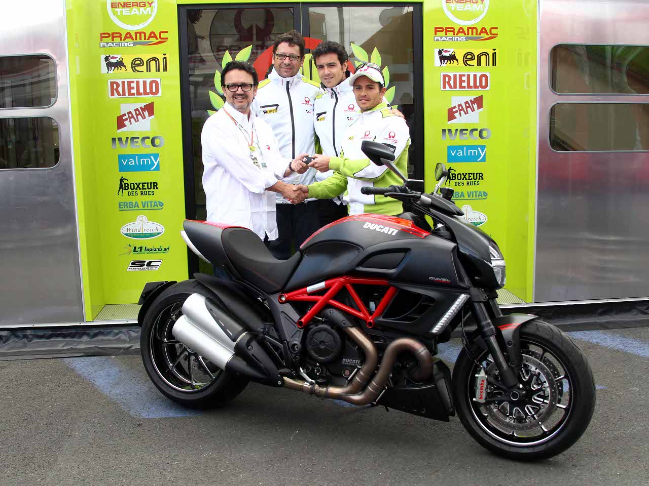 Randy de Puniet erhält Ducati Diavel in Le Mans