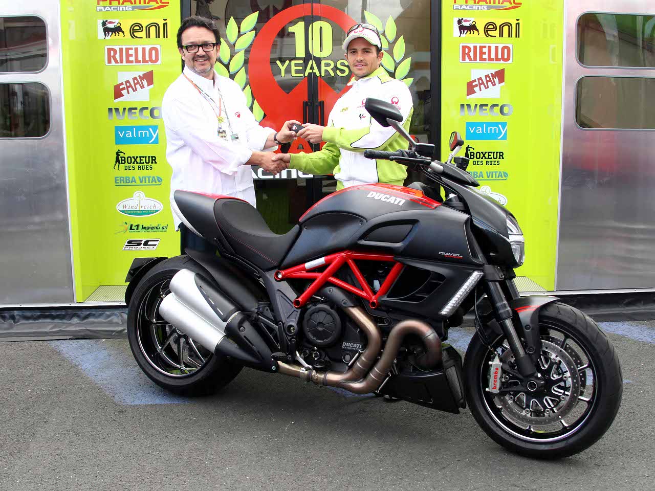 Randy de Puniet erhält Ducati Diavel in Le Mans