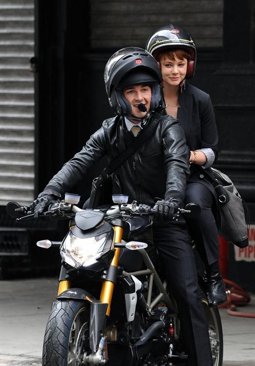 Shia LaBeouf und Carey Mulligan im Film Wallstreet auf Ducati