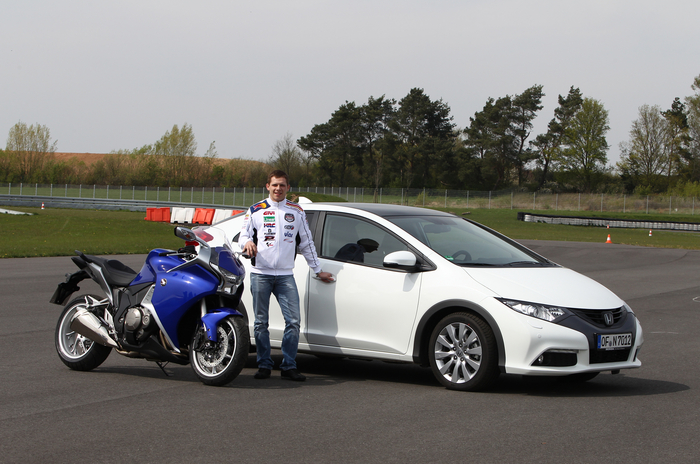 Stefan Bradl mit Honda Civic und VFR1200F